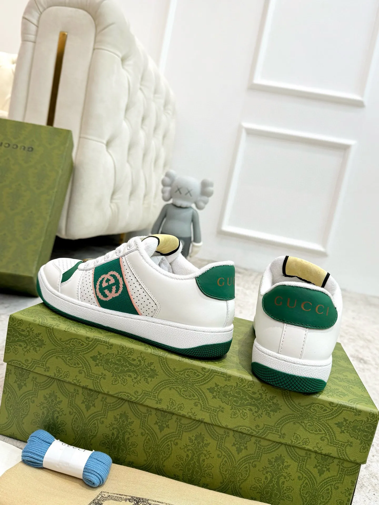 Ex-factory price: 540💰 GUCCI Gucci's newly upgraded back cover lining, top-notch old dirty shoes, classic casual sports shoes for couples, retro sneakers and old G family dirty shoes, updated at the counter simultaneously! ①The shoe upper has the same water-based edge coating process as the original version⚠️The ordinary oil edges on the market have a strong glue feel and are easy to fall off! Grade A first-layer nubuck leather (with pores)/matching computer embroidered double G cloth, high-density terry velvet lining. ② A PVC transparent small round mark sealing line is added to the details of the midsole. The mold is opened six times and the jewelry craftsmanship is used to customize the two-color double G buckle, striving to be the same as the original version. A pair of buttons is more than three times more expensive than ordinary buckles on the market. ③An old two-color washable label, the chip is placed on the outer waist of the right foot, the entire shoe is completely hollowed out with rubber technology, TUP material (rubber to distinguish the market) with the latest green packaging from the counter, 3D printed handbag, and a pair of shoelaces. There is no pressure when entering and exiting the counter. You can buy a 1:1 accurate replica of the original version and modify and upgrade it repeatedly. The details are perfectly restored, the materials are all customized, and they are truly top-notch. Please look at the details clearly to identify the quality. Upper: First-layer frosted cowhide/embroidered double G cloth. Lining: original high-density velvet lining. Foot pads: original pearlescent sheepskin. Outsole: private molded vacuum TPU material. Packaging: original top-grade full set packaging at the counter. Shoe size: women's size 35-40, men's size 39-44 (men's size 38, 45🉑️customized, non-returnable)